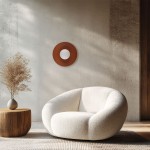 Kinkiet Slate 1xG9 w ceglastym kolorze, okrągły z białym kloszem, zamontowany na jasnej ścianie. W tle widoczny miękki fotel w odcieniu bieli oraz drewniany stolik z dekoracyjną rośliną.