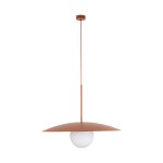 Lampa wisząca Slate w ceglastym kolorze, z metalowym kloszem w kształcie talerza i białą, okrągłą żarówką E27. Zawieszona na cienkim, metalowym przewodzie, prezentuje nowoczesny design. Tło białe, co podkreśla kolor lampy.