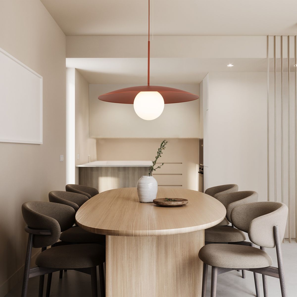 Lampa wisząca Slate z ceglastym kloszem i okrągłą, białą żarówką, zawieszona nad owalnym drewnianym stołem w jasnym wnętrzu. W tle widoczne krzesła tapicerowane w neutralnym kolorze oraz minimalistyczna aranżacja kuchni.