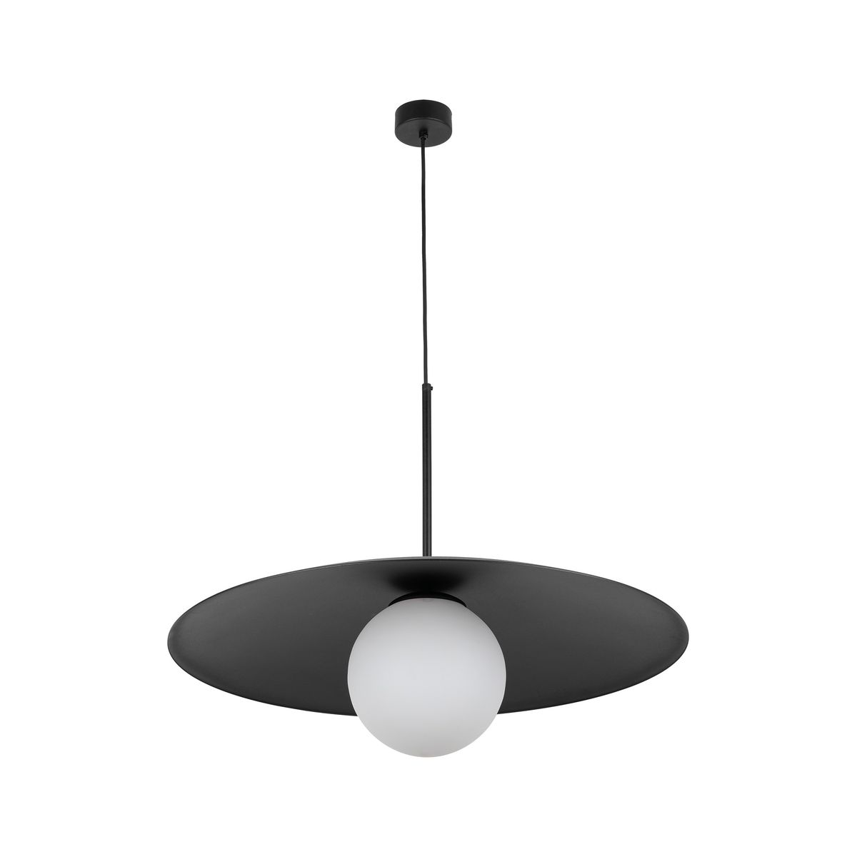 Lampa wisząca Slate 1xE27 w kolorze czarnym. Okrągła podsufitka z cienkim kablem, na której zawieszona jest duża, biała kula szklana. Wzornictwo minimalistyczne, z płaskim, szerokim kloszem. Idealna do nowoczesnych wnętrz.