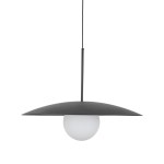 Lampa wisząca Slate w kolorze czarnym z kloszem w kształcie płaskiej tarczy i okrągłą, matową żarówką E27. Produkt zwisający na cienkim przewodzie, idealny do nowoczesnych wnętrz.