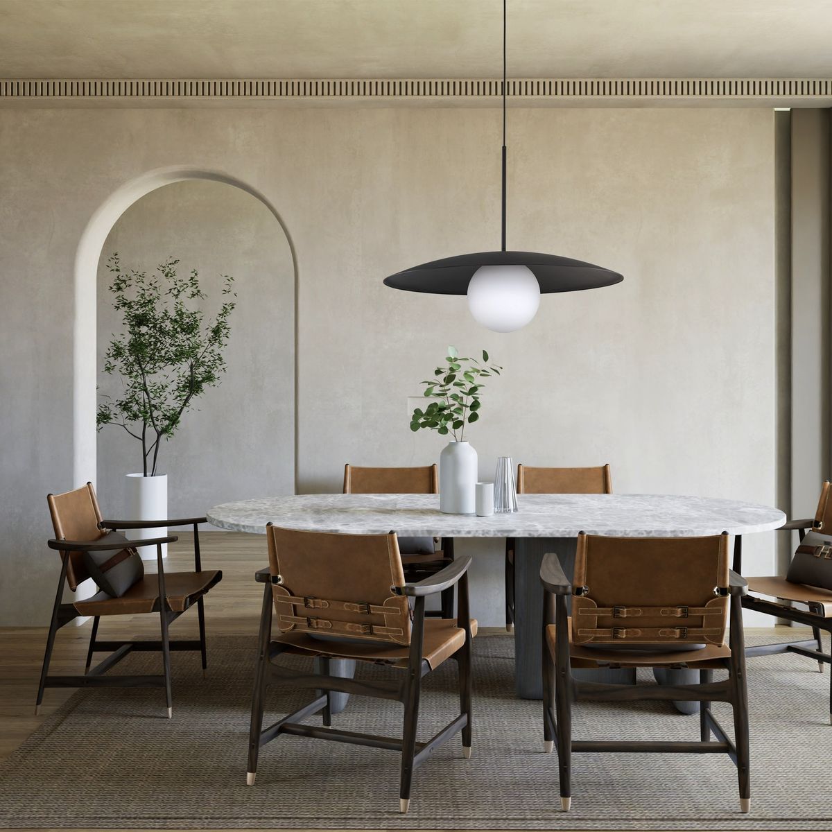 Lampa wisząca Slate w kolorze czarnym z białym kloszem, zawieszona nad okrągłym stołem w jadalni. W tle widoczne drewniane krzesła i rośliny w donicach, na jasnej ścianie. Lampa ma nowoczesny design, z metalowym ramieniem i dużą, okrągłą kulą.