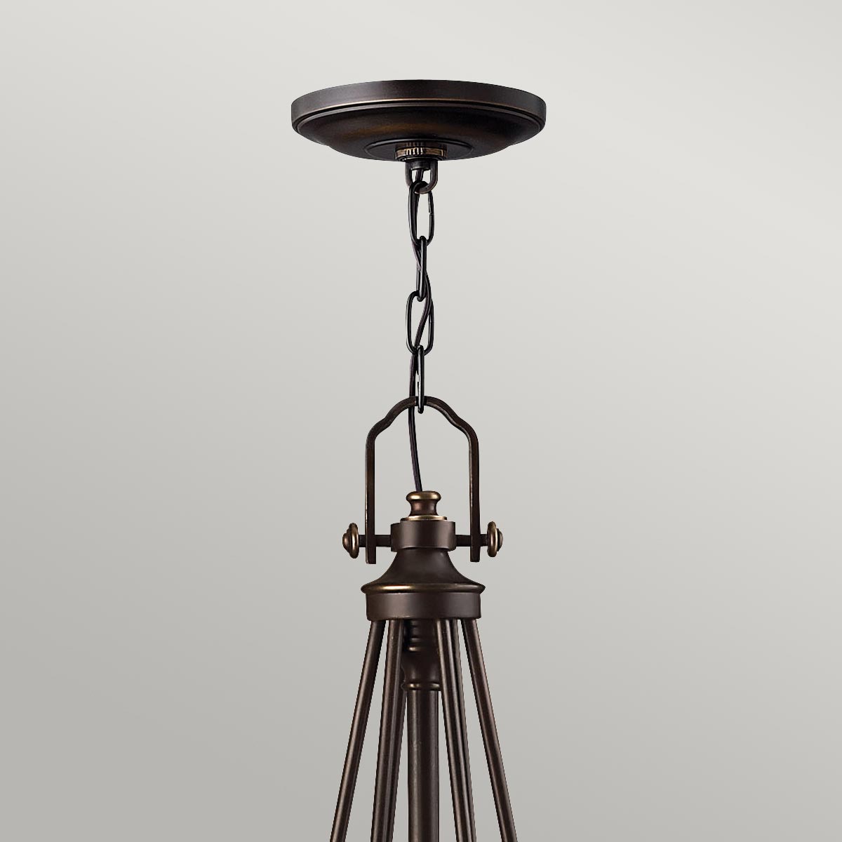 Lampa wisząca Mayflower w postarzanym brązie, z sześcioma miejscami na żarówki E27. Widok z góry z łańcuchem i okrągłym mocowaniem sufitowym. Metalowa konstrukcja z dekoracyjnymi detalami.