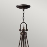 Lampa wisząca Mayflower w postarzanym brązie, z sześcioma miejscami na żarówki E27. Widok z góry z łańcuchem i okrągłym mocowaniem sufitowym. Metalowa konstrukcja z dekoracyjnymi detalami.