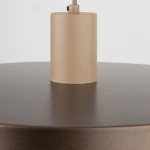 Beżowa lampa wisząca Sila D40 z metalowym uchwytem w kolorze brązowym, z pojedynczym gniazdem E27. Ujęcie z góry, pokazujące detal mocowania na okrągłej podstawie. Prosta forma, matowa powierzchnia.