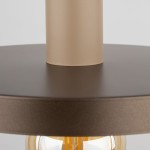 Lampa wisząca Sila D30 z mocowaniem w kolorze beżowym i podstawą w odcieniu brązowym. Widoczny uchwyt oraz okrągła, matowa podstawa. Zainstalowana żarówka E27 jest częściowo widoczna, co podkreśla nowoczesny design.