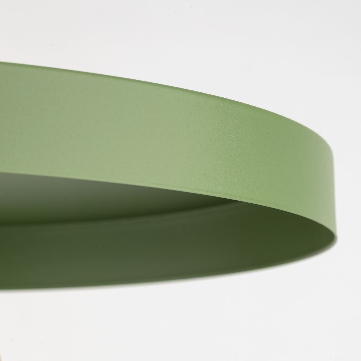 Lampa wisząca Sila D30 w kolorze zielonym, z okrągłym, matowym kloszem. Ujęcie z boku, ukazujące fakturę i kształt lampy. Przeznaczona do jednego źródła światła E27.