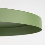 Lampa wisząca Sila D30 w kolorze zielonym, z okrągłym, matowym kloszem. Ujęcie z boku, ukazujące fakturę i kształt lampy. Przeznaczona do jednego źródła światła E27.