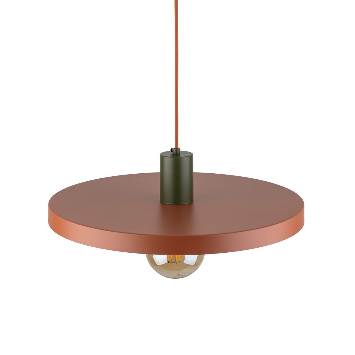 Lampa wisząca Sila D40 z jednym gniazdem E27, w kolorze ceglastym z brązowym, matowym metalowym kloszem. Ujęcie z boku, ukazujące okrągły kształt oraz szklany żarówkę. Kabel w kolorze brązowym, mocowanie w odcieniu zielonym.