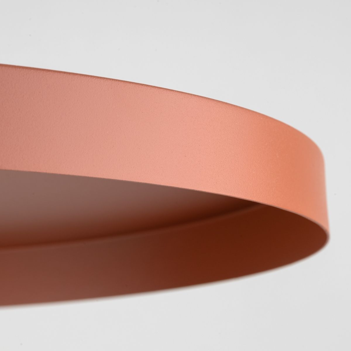 Lampa wisząca Sila D40 w kolorze ceglastym, z jedną oprawą E27. Ujęcie z boku, ukazujące okrągły, matowy klosz o gładkiej fakturze. Tło proste, białe.