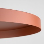 Lampa wisząca Sila D40 w kolorze ceglastym, z jedną oprawą E27. Ujęcie z boku, ukazujące okrągły, matowy klosz o gładkiej fakturze. Tło proste, białe.