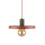 Lampa wisząca Sila D30 w kolorze ceglastym z brązowym, matowym kloszem. Ujęcie frontalne, lampa zawieszona na pomarańczowym kablu, z widoczną żarówką E27 w szklanej obudowie. Metalowy element mocujący w kolorze zielonym.