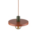 Brązowa ceglasty lampa wisząca Sila D30 z jednym gniazdem E27. Okrągły, matowy klosz z metaliczną powierzchnią, zawieszony na cienkim przewodzie, z zielonym mocowaniem. Widoczna żarówka w stylu retro.