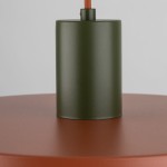 Brązowa ceglasty lampa wisząca Sila D30 z mocowaniem w kolorze zielonym. Ujęcie z bliska na detal mocowania z kablem w pomarańczowym kolorze, umieszczona na okrągłej podstawie.