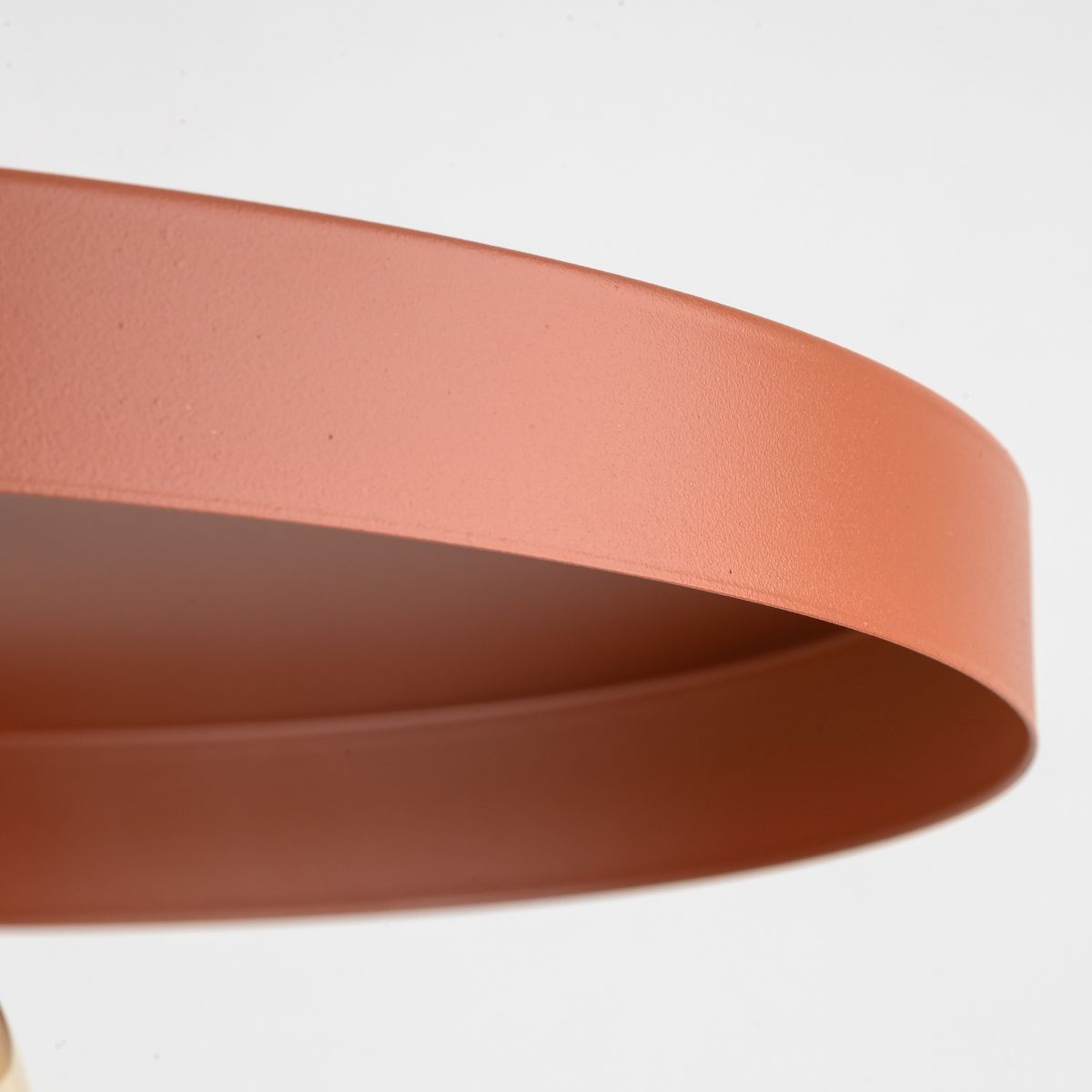 Lampa wisząca Sila D30 w kolorze ceglastym, z okrągłym kloszem z matowego metalu. Widok z boku, ukazujący krawędź klosza i fakturę jego powierzchni, mocowanie do lampy z gwintem E27.