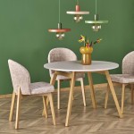 Lampa wisząca Sila D30 w kolorze brązowym ceglastym z oprawką na żarówkę E27, zawieszona nad okrągłym stołem. W tle zielona ściana, obok trzy krzesła z jasnym obiciem. W aranżacji widoczny wazon z kwiatami.