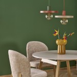 Lampa wisząca Sila D30 z brązowym, ceglastym abażurem, zawieszona nad okrągłym stołem. W tle zielona ściana, a na stole wazon z kolorowymi kwiatami oraz dwa jasnoszare krzesła. Widoczne jedno źródło światła E27.