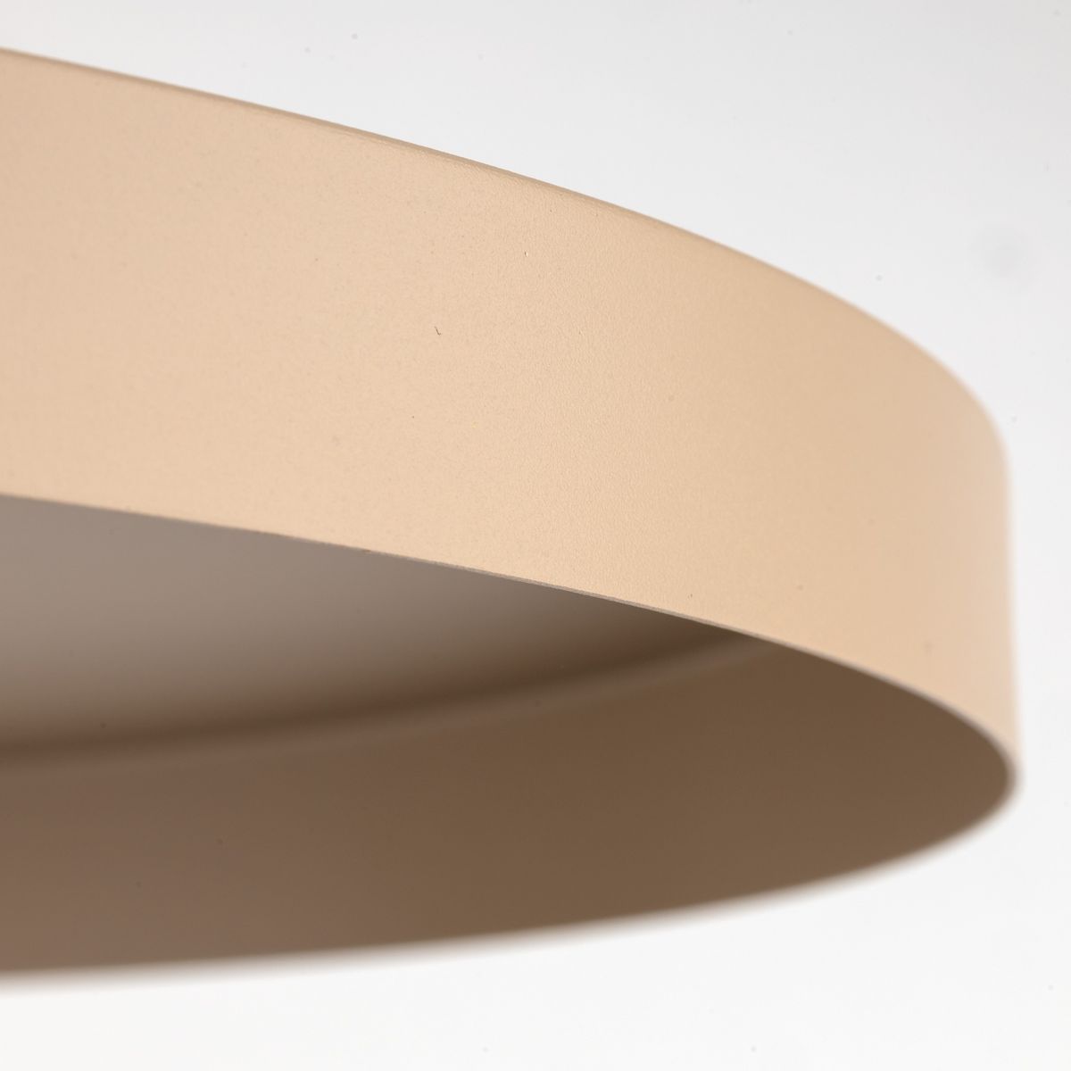 Lampa wisząca Sila D40 w kolorze ceglastym beżowym, z okrągłym, matowym kloszem o płaskim kształcie. Ujęcie zbliżeniowe na krawędź klosza, ukazujące gładką fakturę. Przeznaczona do jednego źródła światła E27.