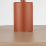 Lampa wisząca Sila D40 w kolorze ceglastym z metalowym uchwytem, widoczna z bliska. Uchwyt ma matową teksturę, a podstawa jest beżowa. Produkt przeznaczony do jednego źródła światła E27. Tło jednolite, białe.