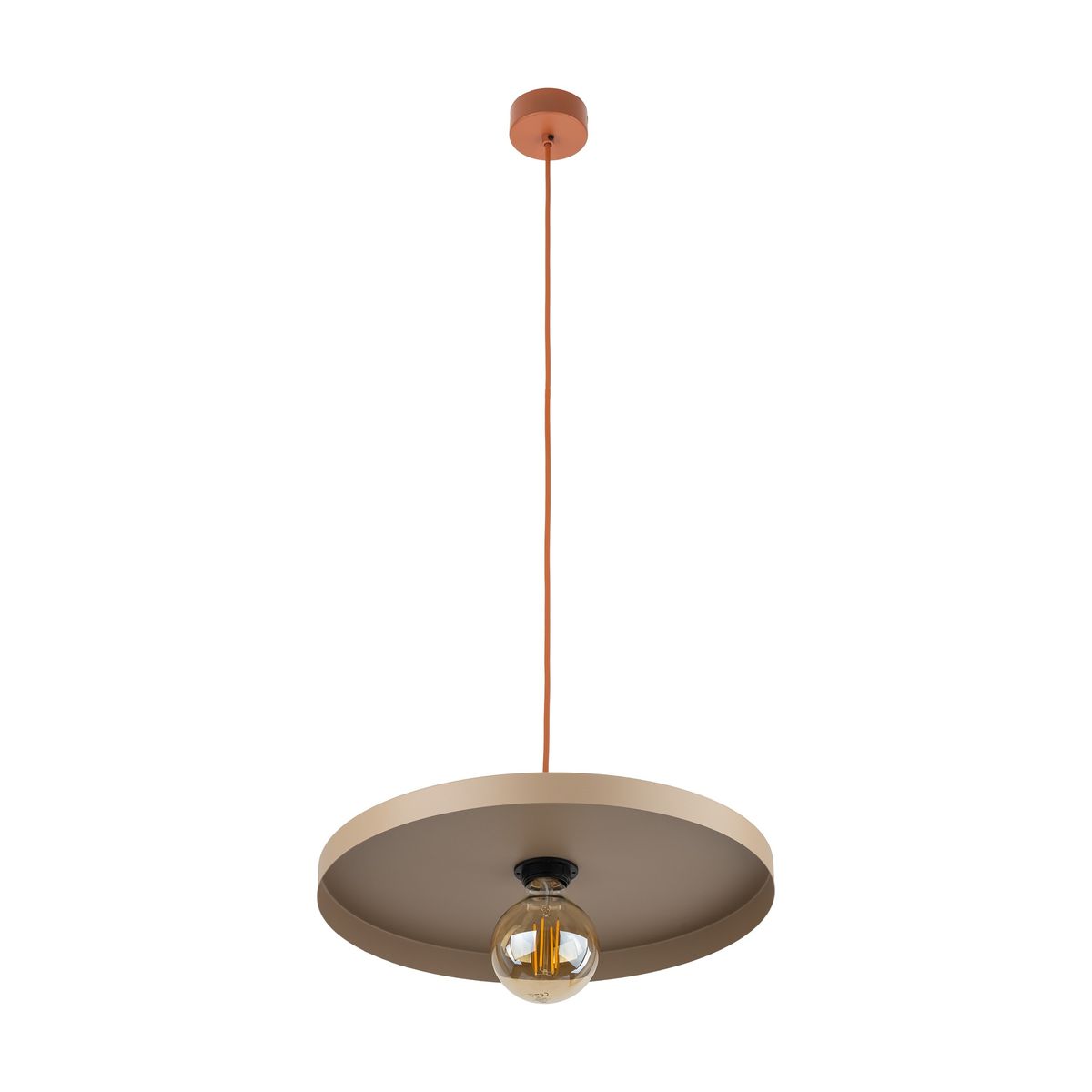 Lampa wisząca Sila D40 w kolorze ceglastym i beżowym, z okrągłym kloszem. Zawieszona na długim, pomarańczowym przewodzie, z żarówką E27. Frontalne ujęcie, na jednolitym tle.
