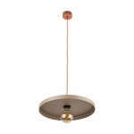 Lampa wisząca Sila D40 w kolorze ceglastym i beżowym, z okrągłym kloszem. Zawieszona na długim, pomarańczowym przewodzie, z żarówką E27. Frontalne ujęcie, na jednolitym tle.