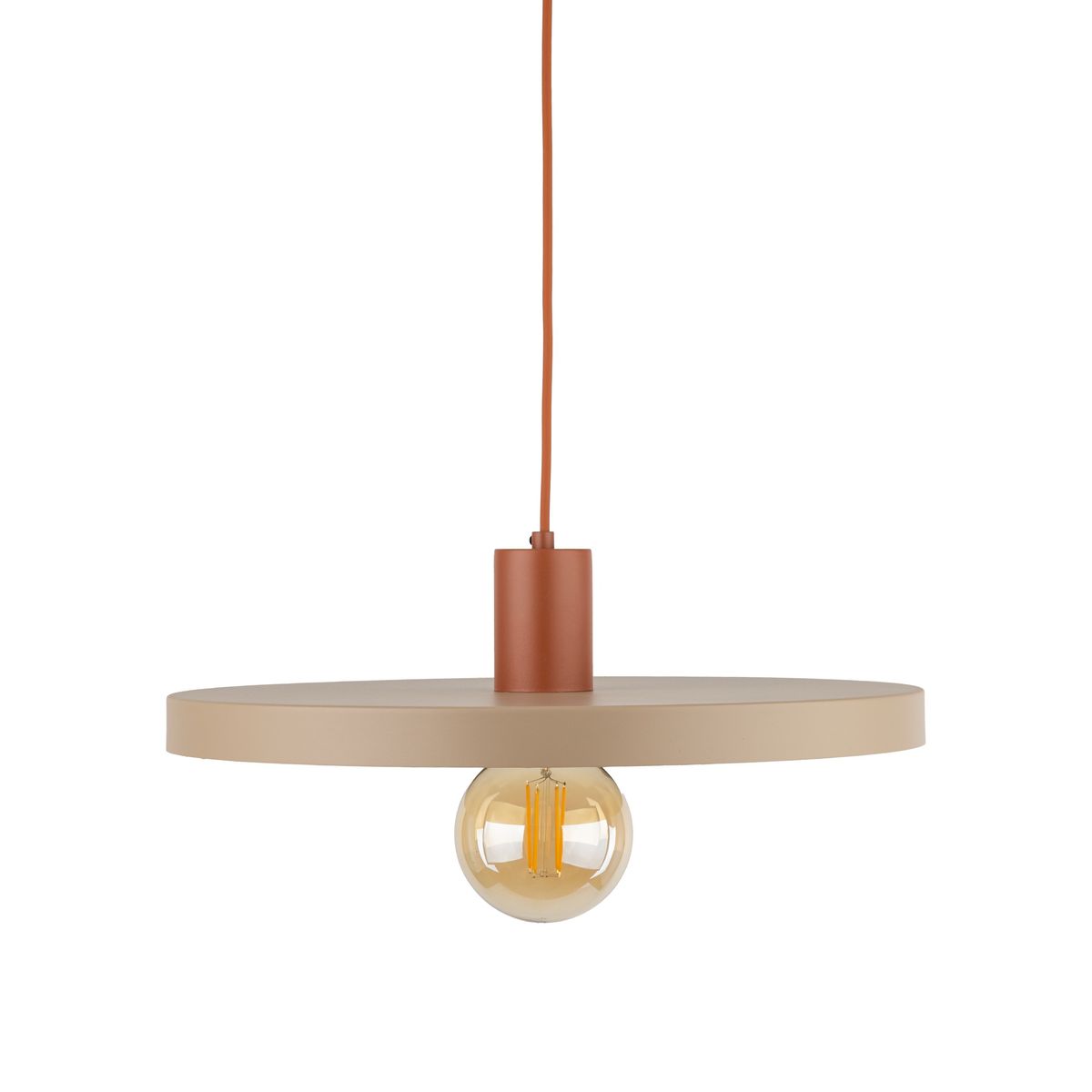 Lampa wisząca Sila D40 z jednym gniazdem E27, o okrągłym, płaskim kloszu w kolorze beżowym z ceglanym uchwytem. Zawieszona na pomarańczowym przewodzie, z widoczną żarówką w kształcie kulistym. Ujęcie frontalne, na białym tle.
