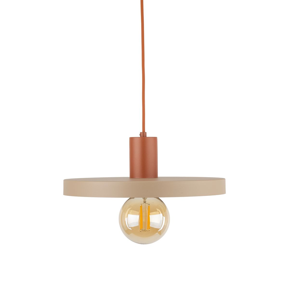 Lampa wisząca Sila D30 w kolorze beżowym z ceglanym mocowaniem, z pojedynczym gniazdem E27. Posiada okrągły, płaski klosz oraz widoczną żarówkę w szklanej obudowie. Zawieszona na cienkim przewodzie.