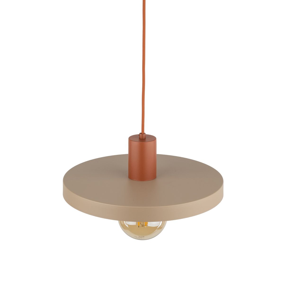 Lampa wisząca Sila D30 w kolorze ceglastym i beżowym, z okrągłym kloszem i żarówką E27. Zawieszona na cienkim przewodzie, prezentuje minimalistyczny design z wyraźnym akcentem kolorystycznym na górze.