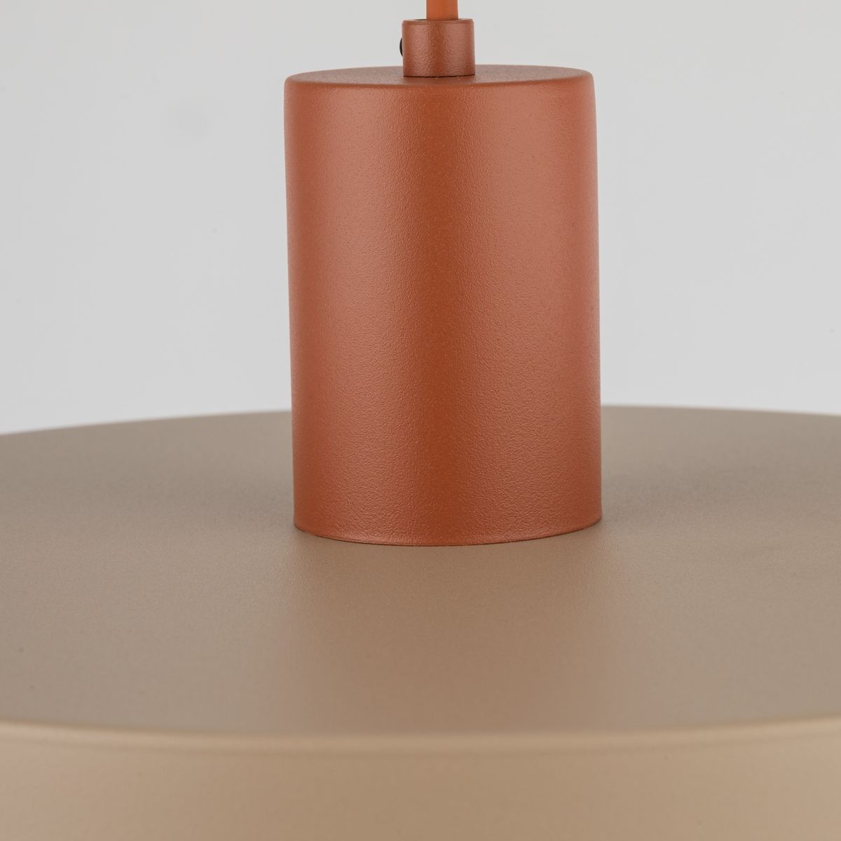 Lampa wisząca Sila D30 z kloszem w kolorze beżowym i ceglasta, z metalowym uchwytem o okrągłym kształcie. Ujęcie z góry, pokazujące detal mocowania i struktury powierzchni.