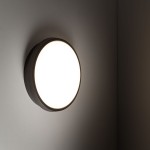 Kinkiet Sferis 1xLED 18W w kolorze czarnym, o okrągłym kształcie, zamontowany na ścianie. Źródło światła jest wbudowane, emituje jasne, białe światło. Wykończenie matowe, z prostym designem, idealne do wnętrz i przestrzeni zewnętrznych.