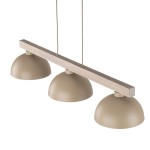 Lampa wisząca Oslo z trzema kloszami w kolorze beżowym, zawieszona na jasnym drewnianym elemencie. Klosze mają charakterystyczny, półkulisty kształt. Produkt zawiera miejsce na trzy żarówki E27, idealny do nowoczesnych wnętrz.