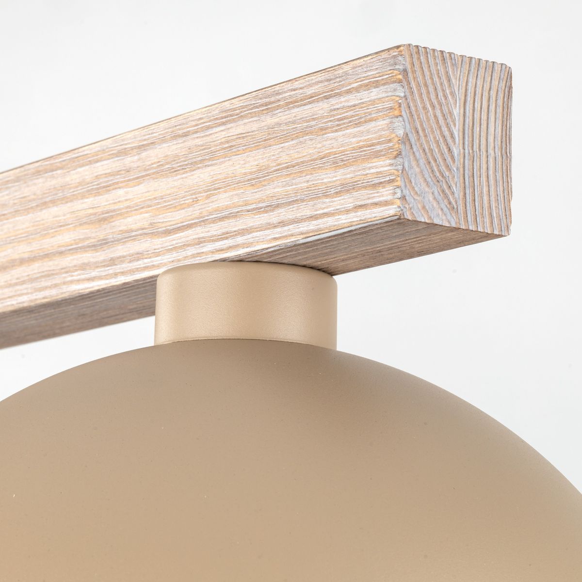 Lampa wisząca Oslo z jasnego drewna i beżowym kloszem. Ujęcie z boku, z widocznym drewnianym elementem montażowym i okrągłym, matowym kloszem. Elegancki design, idealna do nowoczesnych wnętrz.