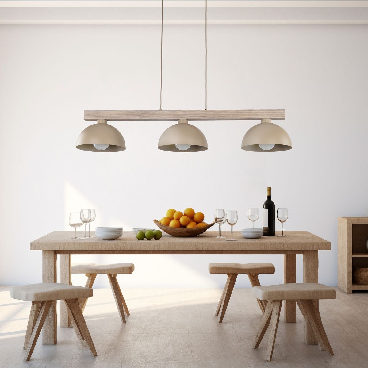 Lampa wisząca Oslo 3xE27 w jasnym drewnie z beżowymi kloszami, zawieszona nad drewnianym stołem. W tle widoczne owoce w misce, kieliszki oraz butelka wina. Proste tło podkreśla nowoczesny design.