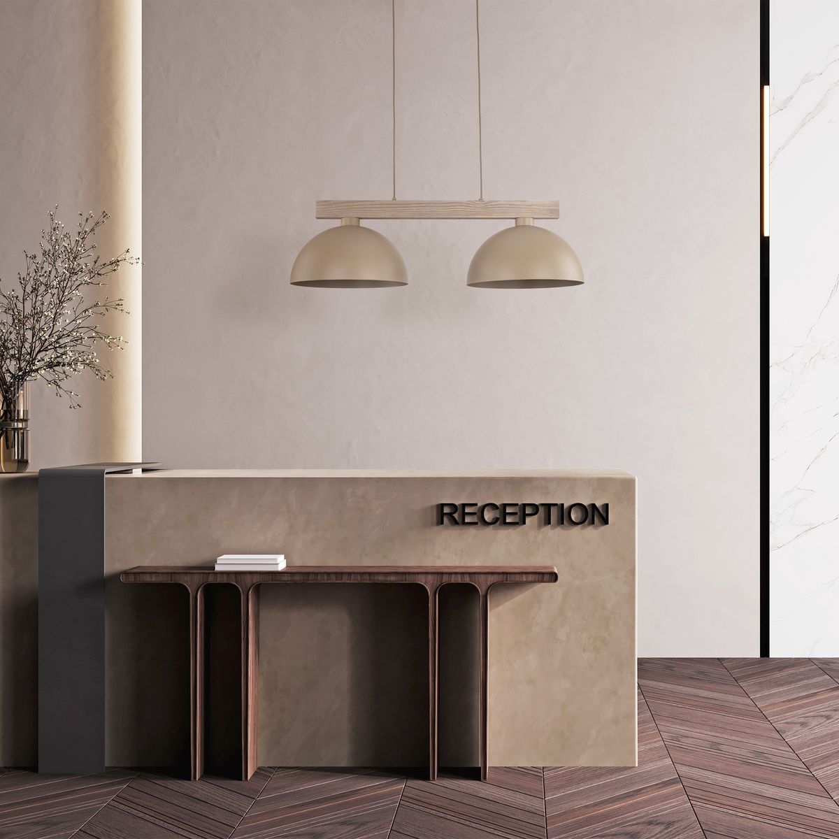 Lampa wisząca Oslo z jasnego drewna z dwiema beżowymi kloszami, zawieszona nad recepcją. Klosze mają półokrągły kształt, a lampa jest zamontowana na prostokątnym, drewnianym stelażu. Tło w odcieniach beżu i brązu.