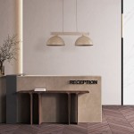 Lampa wisząca Oslo z jasnego drewna z dwiema beżowymi kloszami, zawieszona nad recepcją. Klosze mają półokrągły kształt, a lampa jest zamontowana na prostokątnym, drewnianym stelażu. Tło w odcieniach beżu i brązu.