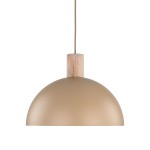 Lampa wisząca Oslo z kloszem w kolorze beżowym i drewnianym elementem u góry. Klosz ma kształt półkuli, zawieszony na cienkim kablu. Idealna do nowoczesnych wnętrz.