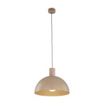 Lampa wisząca Oslo z kloszem w kolorze beżowym i elementem z jasnego drewna. Zawieszona na długim przewodzie, z otwartą dolną częścią, umożliwiającą emisję światła. Prosta forma, idealna do nowoczesnych wnętrz.