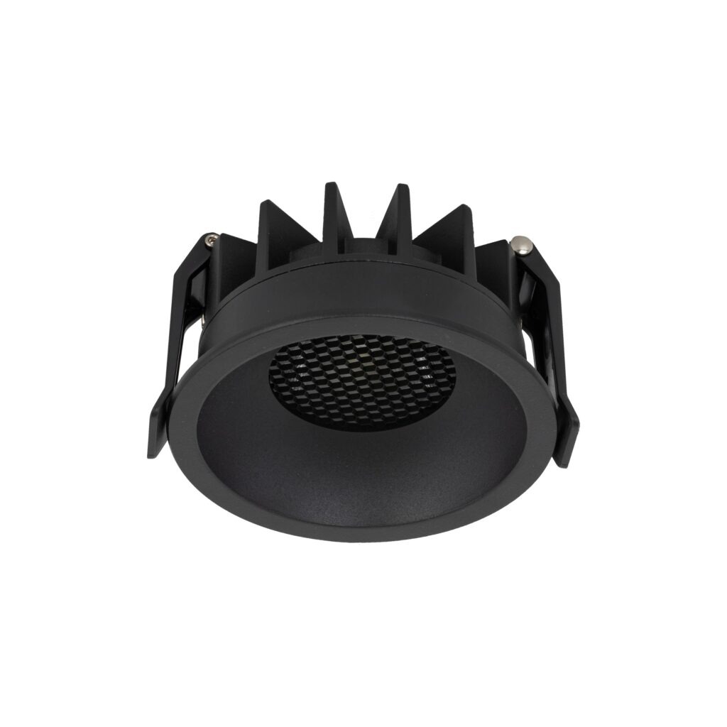 Oprawa sufitowa Nexus do zabudowy, czarna, na 1xLED 12W CCT. Okrągły kształt z metalową siatką na przodzie, z widocznymi mocowaniami po bokach. Ujęcie z góry, ukazujące szczegóły konstrukcji i wentylacji.
