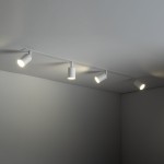 Lampa sufitowa podtynkowa Nex w kolorze białym, z czterema oprawami GU10. Ujęcie z boku, z lampami skierowanymi w różne strony. Prosty, minimalistyczny design, montowana na suficie, idealna do nowoczesnych wnętrz.