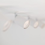 Lampa sufitowa podtynkowa Nex w kolorze białym z czterema punktami świetlnymi GU10. Ujęcie z boku, pokazujące cylindryczne klosze w minimalistycznym stylu. Montaż w sufit, z gładką, matową teksturą.