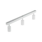 Biała lampa sufitowa typu spot z trzema oprawami na żarówki GU10. Prosta, prostokątna konstrukcja z metalowym wykończeniem. Ułożona poziomo, z trzema cylindrycznymi elementami mocującymi, idealna do nowoczesnych wnętrz.