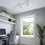 Lampa sufitowa Nex z trzema reflektorami GU10 w białym kolorze, zamontowana na suficie w jasnym pomieszczeniu. Reflektory skierowane są w dół, otoczona szarymi ścianami i oknem z widokiem na zewnątrz.