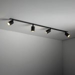 Lampa sufitowa podtynkowa Nex, czarna, z czterema oprawami na żarówki GU10. Ujęcie z góry, pokazujące lampę zamontowaną na suficie, z prostą, minimalistyczną konstrukcją i lekko skierowanymi w dół reflektorami.