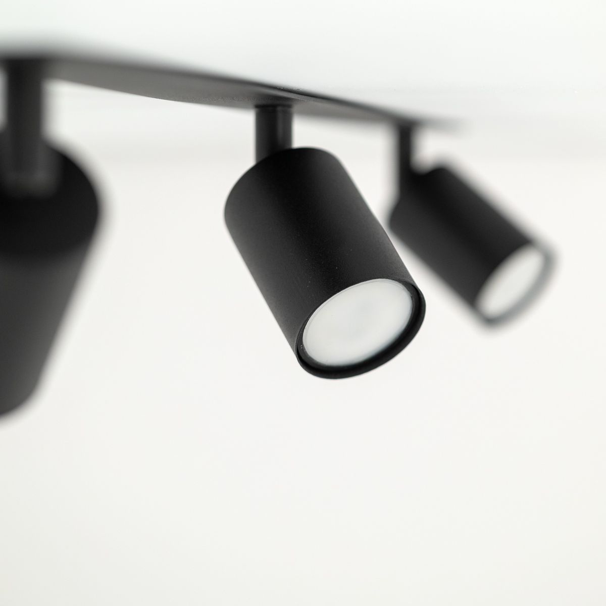 Lampa sufitowa podtynkowa Nex w kolorze czarnym, z trzema oprawami na żarówki GU10. Ujęcie z bliska, pokazujące cylindryczne klosze i metalową konstrukcję. Idealna do nowoczesnych wnętrz.