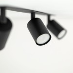Lampa sufitowa podtynkowa Nex w kolorze czarnym, z trzema oprawami na żarówki GU10. Ujęcie z bliska, pokazujące cylindryczne klosze i metalową konstrukcję. Idealna do nowoczesnych wnętrz.
