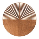 Kinkiet Lunar Wood w kolorze drewna, o okrągłym kształcie. Górna część z wyciętymi, półokrągłymi wzorami, dolna gładka. Produkt montowany na ścianie, idealny do nowoczesnych wnętrz. Wymiary i szczegóły montażu nie są widoczne.