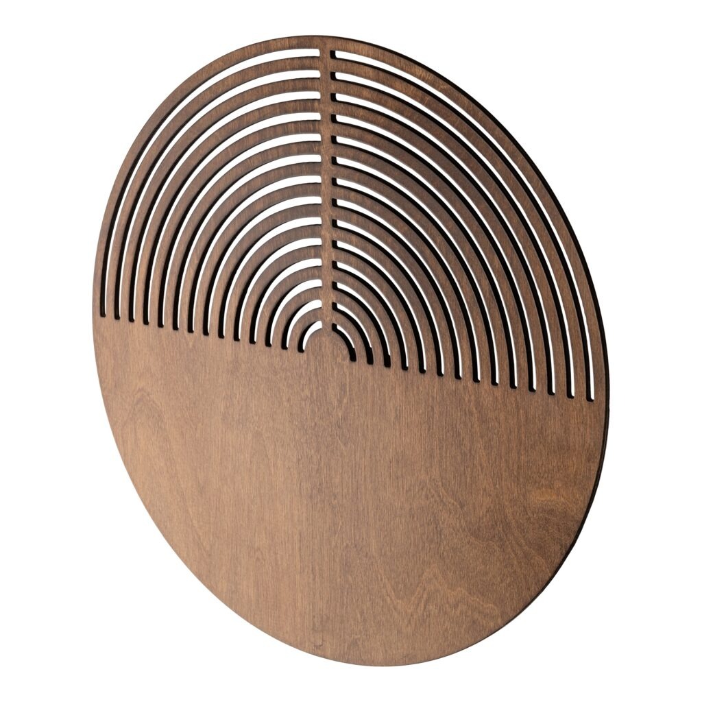 Kinkiet Lunar Wood w kształcie okręgu, wykonany z drewna w kolorze ciemnego orzecha. Posiada dekoracyjne, wycięte wzdłuż linie, które tworzą efekt fal. Montowany na ścianie, z miejscem na dwie żarówki G9. Tło proste, jasne.