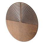 Kinkiet Lunar Wood w kształcie okręgu, wykonany z drewna w kolorze ciemnego orzecha. Posiada dekoracyjne, wycięte wzdłuż linie, które tworzą efekt fal. Montowany na ścianie, z miejscem na dwie żarówki G9. Tło proste, jasne.