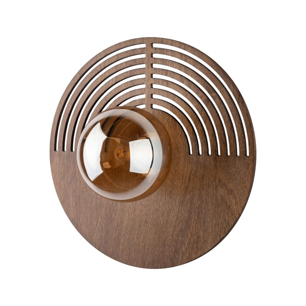 Kinkiet Lunar Wood D30 z drewna, okrągła baza w kolorze ciemnobrązowym, z dekoracyjnymi, poziomymi wycięciami. Przezroczysta kulista osłona żarówki G9. Produkt w pozycji wiszącej, frontalne ujęcie.