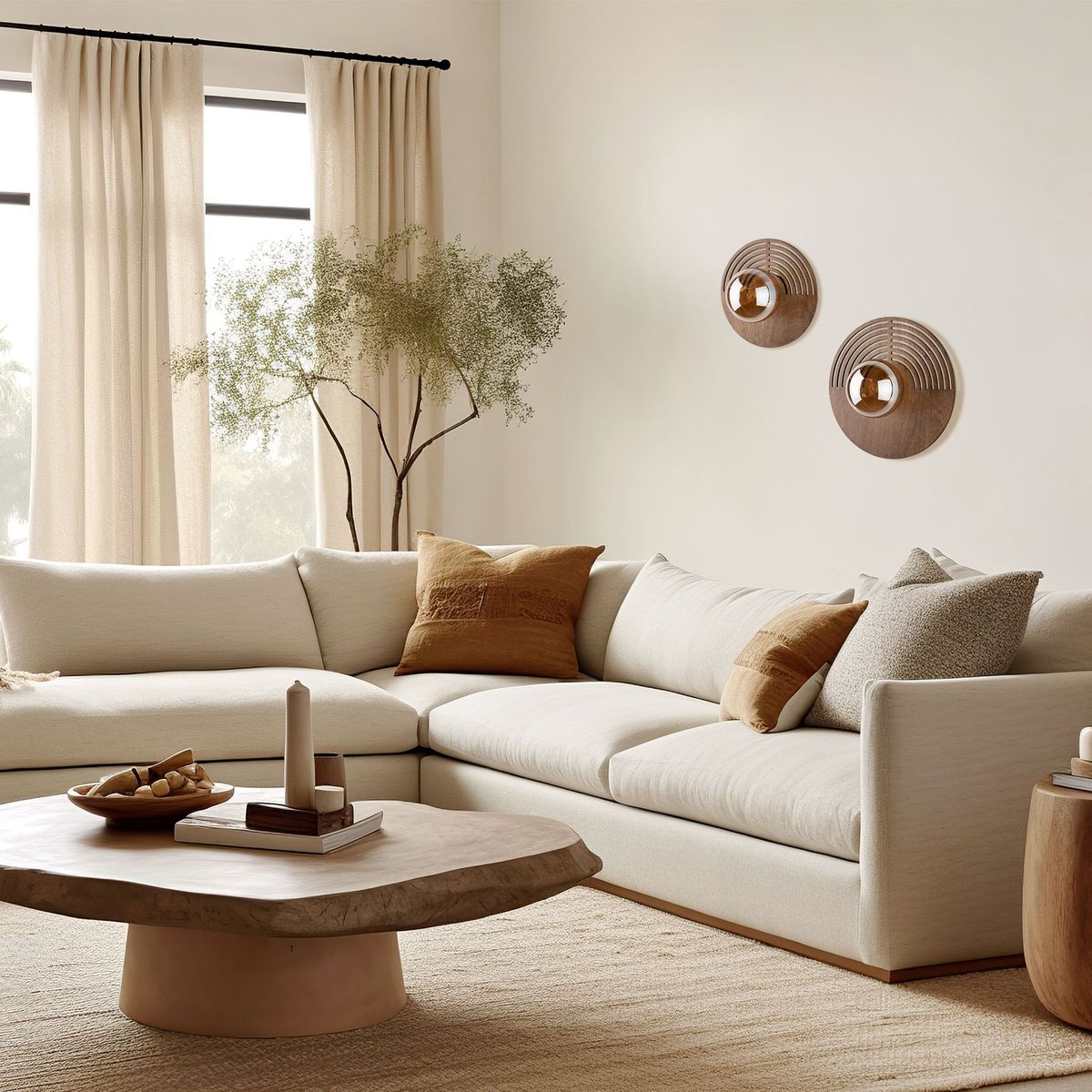 Kinkiet Lunar Wood D25 w kolorze drewna, z okrągłym kloszem, zamontowany na ścianie. W tle widoczna jasna sofa z poduszkami oraz stół kawowy. Całość w aranżacji nowoczesnego wnętrza z naturalnymi akcentami.